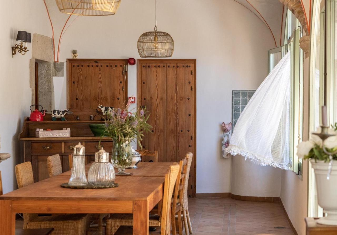 Готель El Palauet De Monells - Adults Only Екстер'єр фото